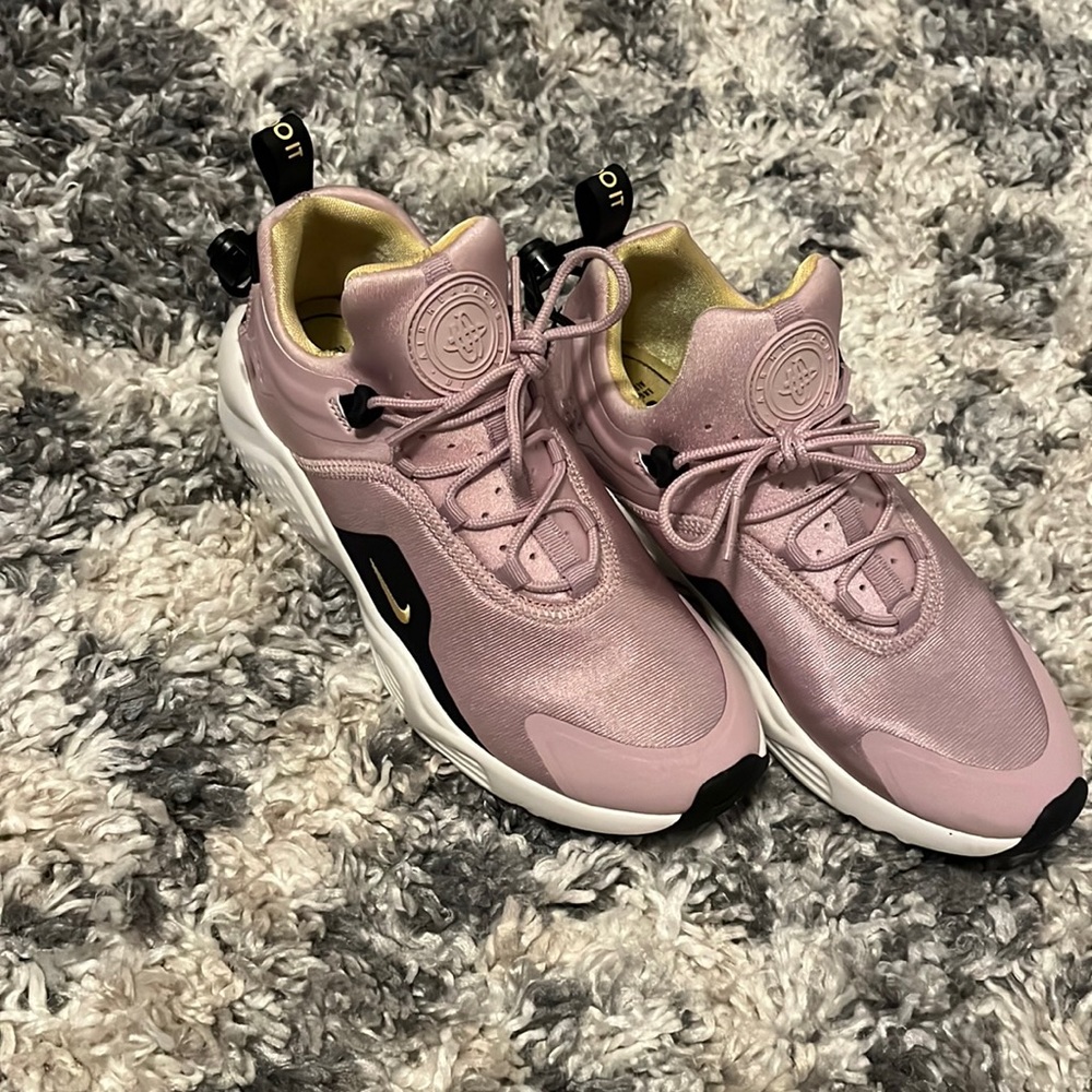 Women’s Nike Size 7.5 Shoes